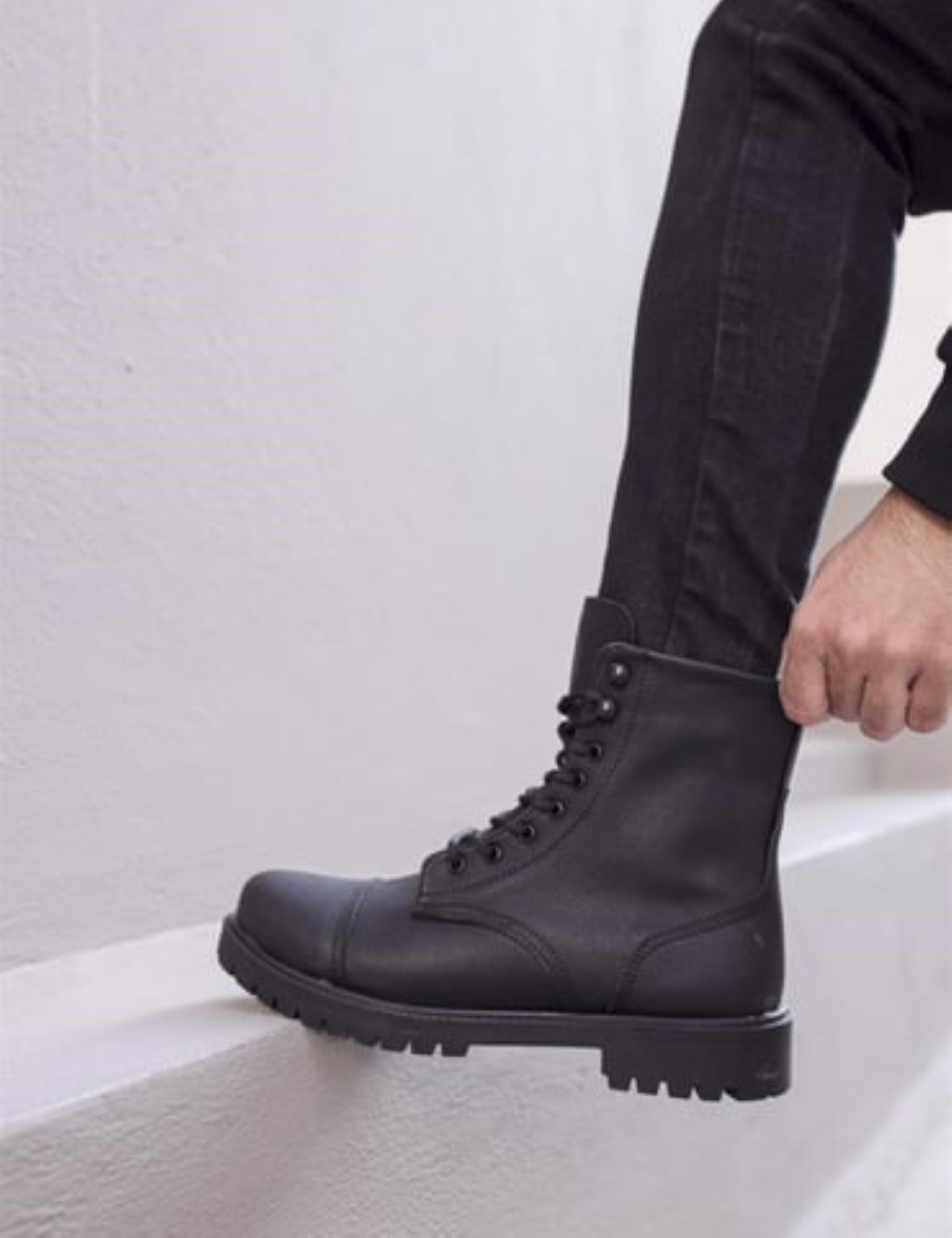 Ανδρικά μαύρα μποτάκια δερματίνη τρακτερωτή σόλα B022 φωτογραφία